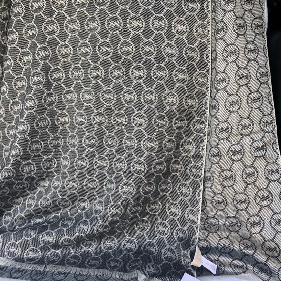 NWT Michael Kors gray and light gray scarf - Picture 3 of 3
